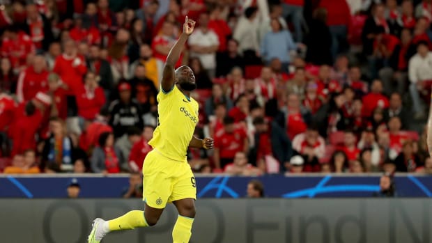 Romelu Lukaku de Inter de Milan festeja su gol ante Benfica